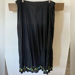West End|Black tiered maxi skirt in cotton w beautiful floral embroidered detail